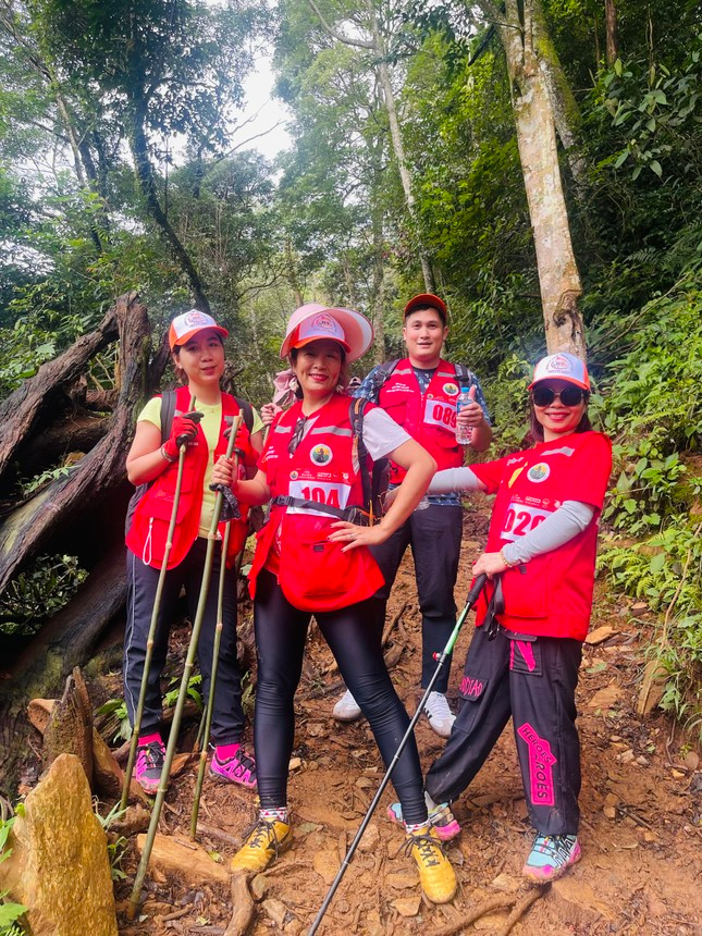 Tác giả (giữa) và các đồng nghiệp trên đường leo núi Tác giả (giữa) và các đồng nghiệp trên đường leo núi