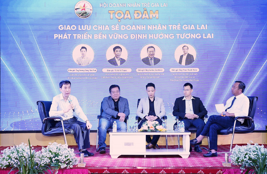 Các diễn giả tham gia chia sẻ kinh nghiệm trong các lĩnh vực kinh doanh. Ảnh: Hà Đức Thành