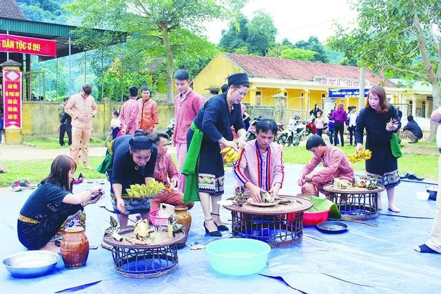 Người Ơ Đu chuẩn bị lễ vật để cúng thần linh trong ngày tết tiếng sấm Người Ơ Đu chuẩn bị lễ vật để cúng thần linh trong ngày tết tiếng sấm