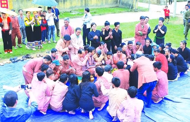 Người Ơ Đu quây quần buộc chỉ tay sau nghi lễ cúng thần linh