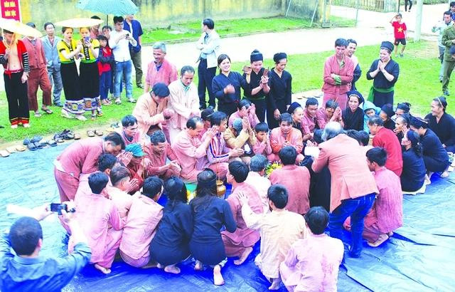 Người Ơ Đu quây quần buộc chỉ tay sau nghi lễ cúng thần linh Người Ơ Đu quây quần buộc chỉ tay sau nghi lễ cúng thần linh
