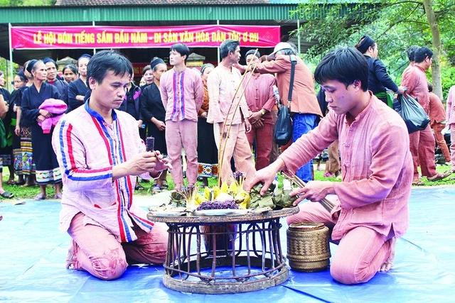 Người Ơ Đu chuẩn bị lễ vật để cúng thần linh trong ngày tết tiếng sấm Người Ơ Đu chuẩn bị lễ vật để cúng thần linh trong ngày tết tiếng sấm