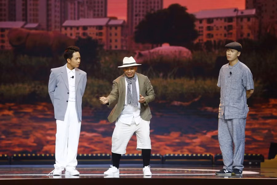 Không đi theo "lối mòn" quen thuộc hơn 20 năm qua, Táo Quân 2024 có thể sẽ khiến khán giả sốc, khó thích ứng, tuy nhiên màn chuyển giao thế hệ này hứa hẹn nhiều bất ngờ. Dàn nghệ sĩ trẻ như Mạnh Dũng, Thái Dương, Trung Ruồi, Đỗ Duy Nam, Tuấn Anh... vừa mang nét truyền thống của dàn nghệ sĩ quen thuộc vừa có chất riêng trong từng vai diễn. Ảnh: VFC