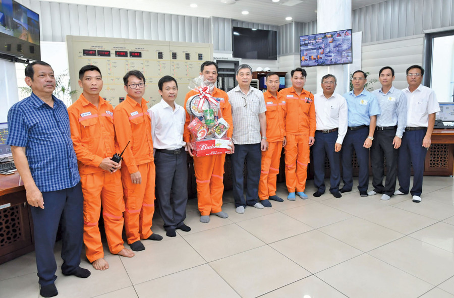 Lãnh đạo Công ty thăm, chúc Tết và tặng quà người lao động trực Tết tại Nhà máy Thủy điện Sê San 4. Ảnh: M.P