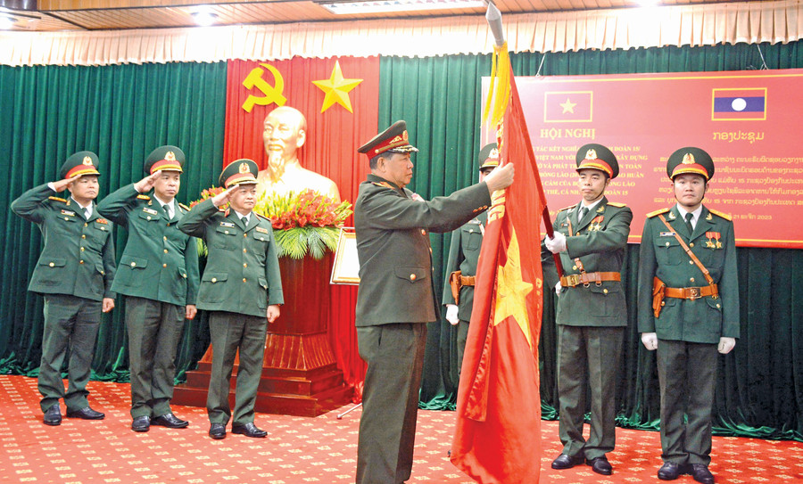 Binh đoàn 15 nhận Huân chương Anh dũng hạng nhì của Bộ Quốc phòng nước Cộng hòa Dân chủ Nhân dân Lào. Ảnh: V.H Binh đoàn 15 nhận Huân chương Anh dũng hạng nhì của Bộ Quốc phòng nước Cộng hòa Dân chủ Nhân dân Lào. Ảnh: V.H