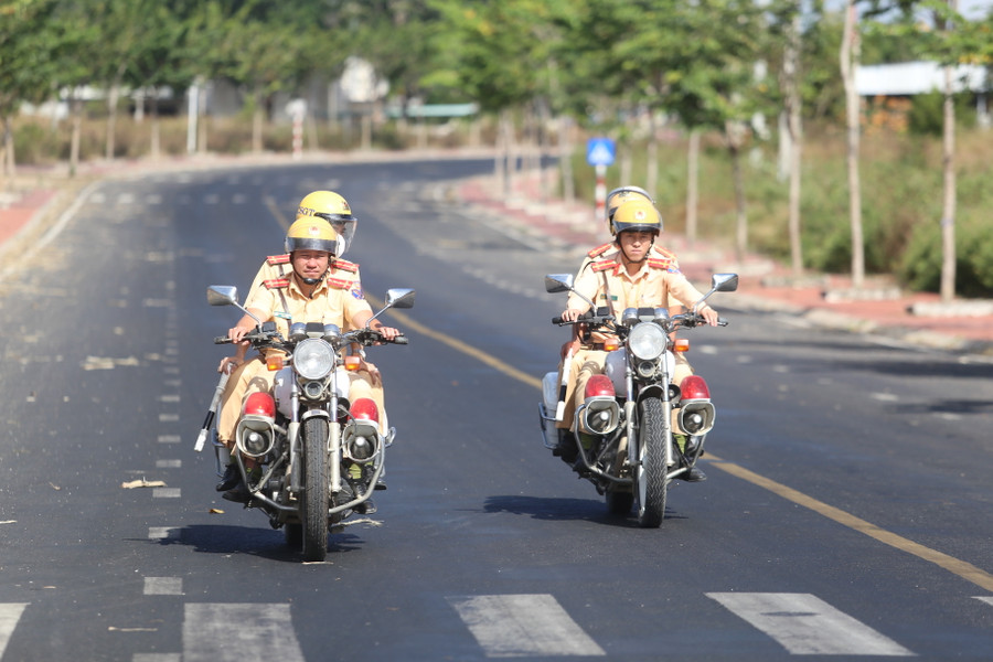 Lực lượng CSGT Công an huyện Ia Pa tích cực tuần tra kiểm soát để đảm bảo trật tự an toàn giao thông. Ảnh: Văn Ngọc