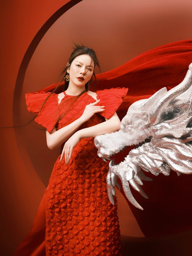 Lý Nhã Kỳ chia sẻ trước đây, cô ích kỷ trong tình yêu. Khi có nhiều người đàn ông tài giỏi, yêu thương mình, người đẹp không biết phải chọn ai. Lý Nhã Kỳ chia sẻ trước đây, cô ích kỷ trong tình yêu. Khi có nhiều người đàn ông tài giỏi, yêu thương mình, người đẹp không biết phải chọn ai.