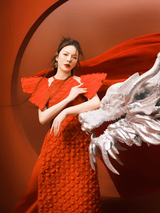 Lý Nhã Kỳ chia sẻ trước đây, cô ích kỷ trong tình yêu. Khi có nhiều người đàn ông tài giỏi, yêu thương mình, người đẹp không biết phải chọn ai.