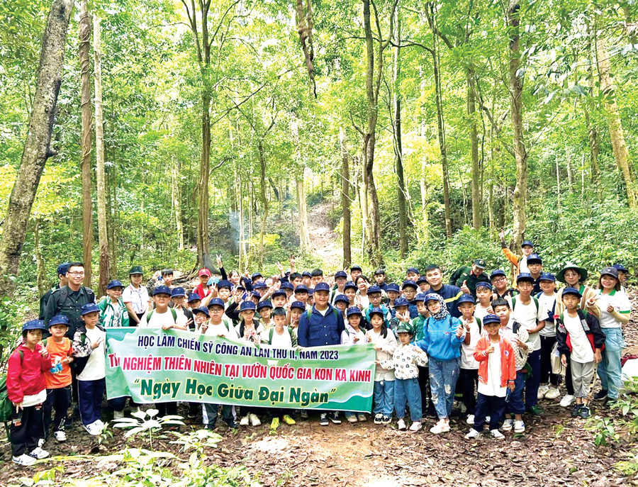 Chuyến dã ngoại tham quan Vườn Quốc gia Kon Ka Kinh với chủ đề “Ngày học giữa đại ngàn” đem đến cho các chiến sĩ “nhí” những trải nghiệm thú vị. Ảnh: M.P Chuyến dã ngoại tham quan Vườn Quốc gia Kon Ka Kinh với chủ đề “Ngày học giữa đại ngàn” đem đến cho các chiến sĩ “nhí” những trải nghiệm thú vị. Ảnh: M.P