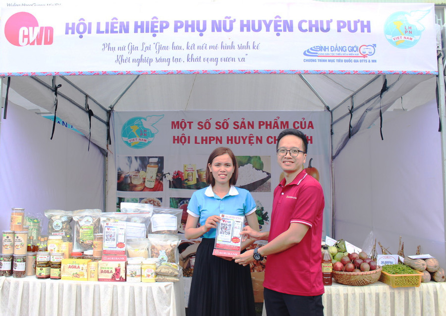 Xu hướng giao dịch thanh toán không dùng tiền mặt qua các kênh thanh toán tăng về số lượng và giá trị giao dịch. Ảnh: Sơn Ca Xu hướng giao dịch thanh toán không dùng tiền mặt qua các kênh thanh toán tăng về số lượng và giá trị giao dịch. Ảnh: Sơn Ca