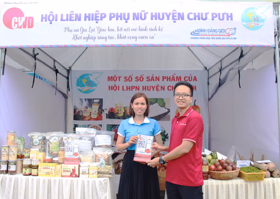 Xu hướng giao dịch thanh toán không dùng tiền mặt qua các kênh thanh toán tăng về số lượng và giá trị giao dịch. Ảnh: Sơn Ca