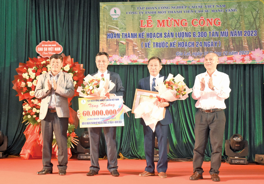 Đại diện lãnh đạo Tập đoàn Công nghiệp Cao su Việt Nam và huyện Đak Đoa trao thưởng cho đại diện lãnh đạo Công ty. Ảnh: Đ.Y Đại diện lãnh đạo Tập đoàn Công nghiệp Cao su Việt Nam và huyện Đak Đoa trao thưởng cho đại diện lãnh đạo Công ty. Ảnh: Đ.Y