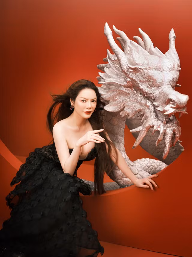 Lý Nhã Kỳ tung bộ ảnh gợi cảm với Rồng
