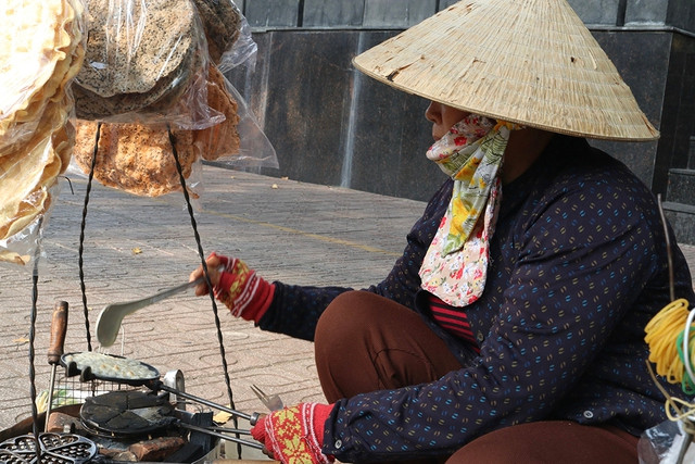 Gánh hàng rong của bà Thảo nuôi con ăn học