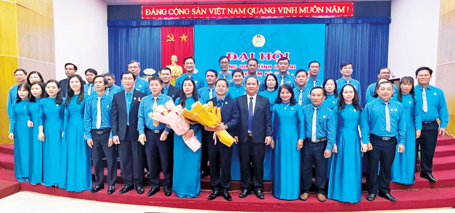 Ủy viên Đoàn Chủ tịch, Chủ nhiệm Ủy ban Kiểm tra Tổng LĐLĐ Việt Nam Tạ Văn Đồng (hàng đầu, thứ 7 từ trái sang) và Phó Bí thư Tỉnh ủy Rah Lan Chung (hàng đầu, thứ 5 từ phải sang) tặng hoa chúc mừng Ban Chấp hành LĐLĐ tỉnh nhiệm kỳ mới. Ảnh: U.N