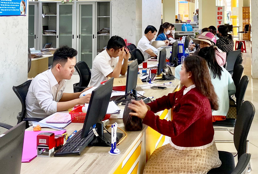 Người dân đến giải quyết thủ tục hành chính tại Trung tâm Phục vụ hành chính công tỉnh. Ảnh: T.T Người dân đến giải quyết thủ tục hành chính tại Trung tâm Phục vụ hành chính công tỉnh. Ảnh: T.T