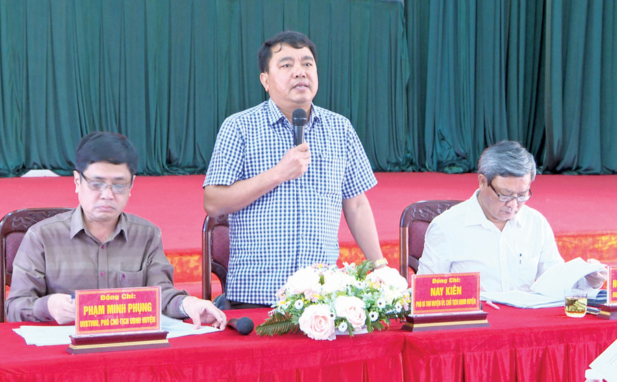 Ông Nay Kiên (đứng)-Chủ tịch UBND huyện Chư Păh và các Phó Chủ tịch UBND huyện chủ trì hội nghị triển khai nhiệm vụ năm 2024. Ảnh: U.N