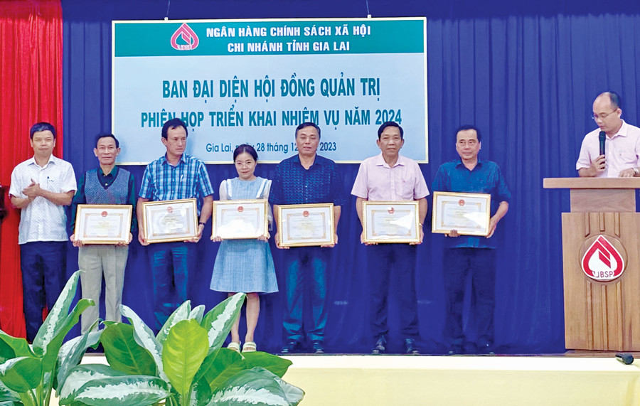 Phó Chủ tịch UBND tỉnh Nguyễn Hữu Quế trao giấy khen cho các cá nhân có thành tích xuất sắc trong hoạt động tín dụng chính sách năm 2023. Ảnh: S.C Phó Chủ tịch UBND tỉnh Nguyễn Hữu Quế trao giấy khen cho các cá nhân có thành tích xuất sắc trong hoạt động tín dụng chính sách năm 2023. Ảnh: S.C