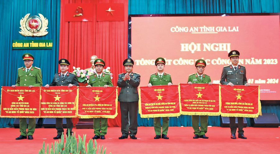Trung tá Nguyễn Thành Huy-Trưởng Công an thị xã An Khê (thứ 3 từ phải sang) nhận cờ của Bộ Công an tặng đơn vị dẫn đầu phong trào thi đua “Vì an ninh Tổ quốc” năm 2023. Ảnh: Minh Hiếu Trung tá Nguyễn Thành Huy-Trưởng Công an thị xã An Khê (thứ 3 từ phải sang) nhận cờ của Bộ Công an tặng đơn vị dẫn đầu phong trào thi đua “Vì an ninh Tổ quốc” năm 2023. Ảnh: Minh Hiếu