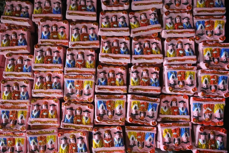 Tượng ông Công ông Táo bằng đất nung sẽ được người miền Trung rước bày trên bàn thờ bếp. Ảnh: Hồ Cầu/TTXVN