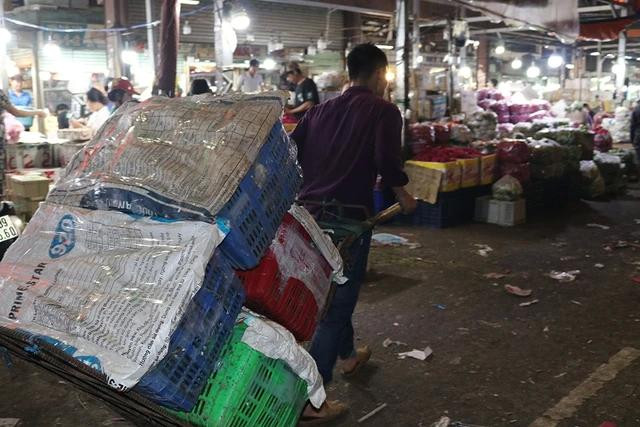 Công việc nặng nhọc hằng đêm dồn dập hơn vào những ngày giáp tết