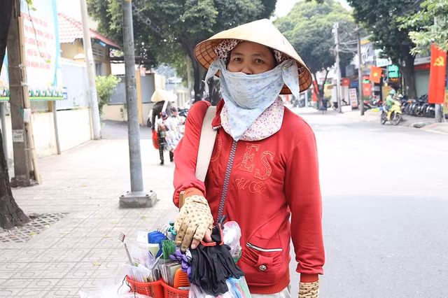 Vai bà Huệ bị lõm xuống vì mang 20 kg mỗi ngày