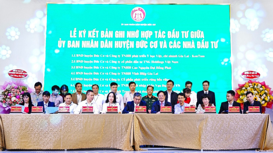 Ủy ban nhân dân huyện Đức Cơ ký kết biên bản ghi nhớ hợp tác đầu tư 10 dự án với doanh nghiệp. Ảnh: S.C Ủy ban nhân dân huyện Đức Cơ ký kết biên bản ghi nhớ hợp tác đầu tư 10 dự án với doanh nghiệp. Ảnh: S.C