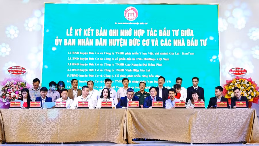 Ủy ban nhân dân huyện Đức Cơ ký kết biên bản ghi nhớ hợp tác đầu tư 10 dự án với doanh nghiệp. Ảnh: S.C