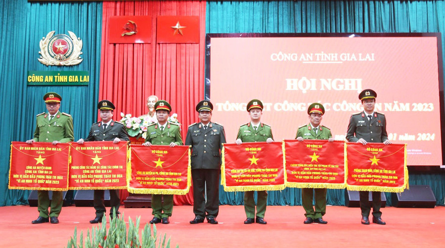 Thượng tá Nguyễn Đức Hoàng-Trưởng Công an huyện Kbang (đầu tiên, bìa trái) nhận cờ thi đua đơn vị dẫn đầu phong trào Vì an ninh Tổ quốc năm 2023. Ảnh: L.A Thượng tá Nguyễn Đức Hoàng-Trưởng Công an huyện Kbang (đầu tiên, bìa trái) nhận cờ thi đua đơn vị dẫn đầu phong trào Vì an ninh Tổ quốc năm 2023. Ảnh: L.A