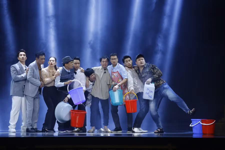 Táo Quân 2024 có sự xuất hiện của nhiều gương mặt trẻ, mới. Họ cũng thể hiện tài ca hát, nhảy múa, hát chèo... Các nghệ sĩ trẻ hứa hẹn mang đến nhiều bản "hit" cho Táo Quân 2024. Những vấn nạn về chung cư mini, phân lô bán nền, bán bảo hiểm, cắt nước kỷ lục... được cài cắm, lồng ghép tự nhiên, hóm hỉnh mang đến những tiểu phẩm hài hước nhưng không kém phần sâu cay. Ảnh: VFC