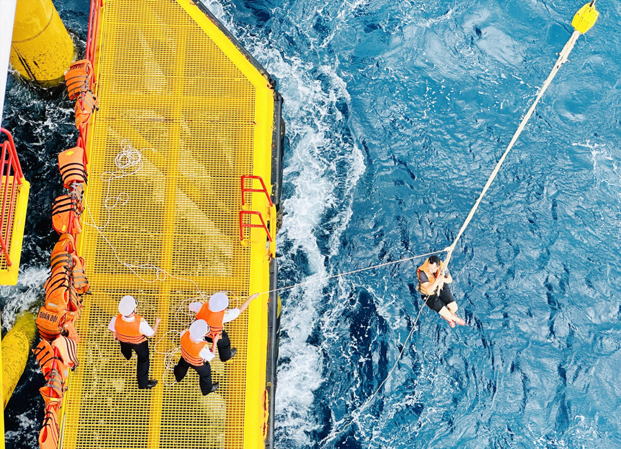 Đu dây lên nhà giàn