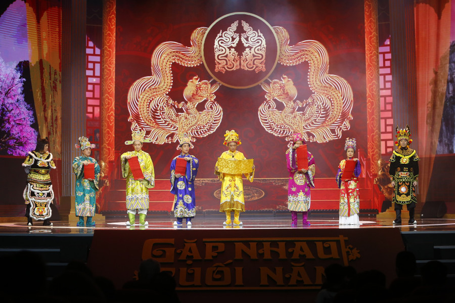 Kết thúc buổi vi hành, Ngọc Hoàng (NSƯT Quốc Khánh) như thường lệ yêu cầu các Táo giải trình về những sai phạm trong một năm qua. Phần thể hiện của dàn Táo mới được cho là không ấn tượng bởi họ chỉ xuất hiện ở cuối chương trình. Điều này phần nào khiến dàn Táo có phần lu mờ trước các tiểu phẩm trước đó. Một số khán giả vẫn mong muốn được thấy dàn diễn viên quen thuộc trên sân khấu Táo Quân các năm tiếp theo. Ảnh: VFC Kết thúc buổi vi hành, Ngọc Hoàng (NSƯT Quốc Khánh) như thường lệ yêu cầu các Táo giải trình về những sai phạm trong một năm qua. Phần thể hiện của dàn Táo mới được cho là không ấn tượng bởi họ chỉ xuất hiện ở cuối chương trình. Điều này phần nào khiến dàn Táo có phần lu mờ trước các tiểu phẩm trước đó. Một số khán giả vẫn mong muốn được thấy dàn diễn viên quen thuộc trên sân khấu Táo Quân các năm tiếp theo. Ảnh: VFC