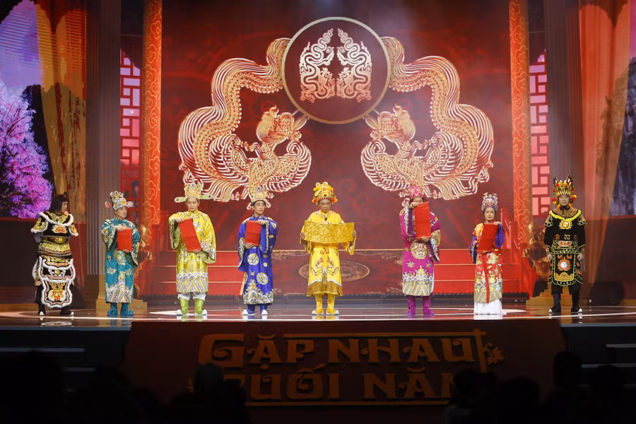 Kết thúc buổi vi hành, Ngọc Hoàng (NSƯT Quốc Khánh) như thường lệ yêu cầu các Táo giải trình về những sai phạm trong một năm qua. Phần thể hiện của dàn Táo mới được cho là không ấn tượng bởi họ chỉ xuất hiện ở cuối chương trình. Điều này phần nào khiến dàn Táo có phần lu mờ trước các tiểu phẩm trước đó. Một số khán giả vẫn mong muốn được thấy dàn diễn viên quen thuộc trên sân khấu Táo Quân các năm tiếp theo. Ảnh: VFC