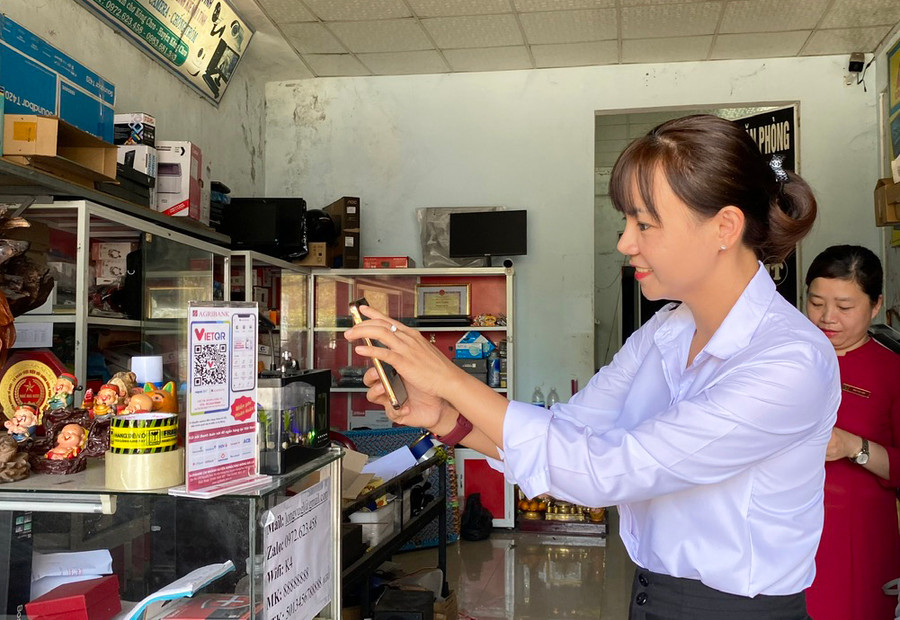 Xu hướng thanh toán không dùng tiền mặt tăng về số lượng và giá trị giao dịch. Ảnh: S.C Xu hướng thanh toán không dùng tiền mặt tăng về số lượng và giá trị giao dịch. Ảnh: S.C