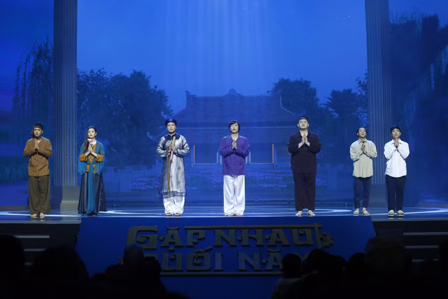 Âm nhạc tiếp tục là điểm nhấn không thể thiếu trong Táo Quân 2024. Năm nay, chương trình mang đến cho khán giả những bài nhạc chế từ những ca khúc nổi tiếng trong năm như Cắt đôi nỗi sầu, See tình, Gieo quẻ... Những ca khúc đi cùng năm tháng như Đi cấy, nhạc phim Cảnh sát hình sự... sẽ xuất hiện đầy thú vị. Ảnh: VFC