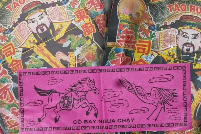 Bộ vàng mã &quot;cò bay ngựa chạy&quot; được người Nam Bộ dâng cúng trong lễ tiễn Táo quân về chầu trời vào ngày 23 tháng Chạp.