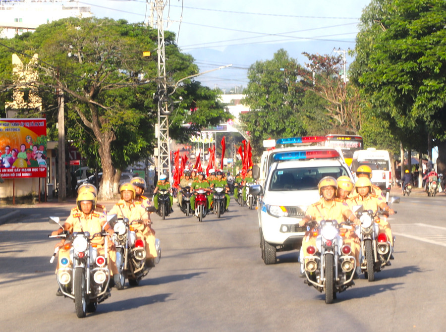 Lực lượng Cảnh sát giao thông, Công an thị xã An Khê tổ chức diễu hành sau lễ ra quân thực hiện tháng cao điểm Tết Nguyên đán Giáp Thìn năm 2024. Ảnh: Ngọc Minh Lực lượng Cảnh sát giao thông, Công an thị xã An Khê tổ chức diễu hành sau lễ ra quân thực hiện tháng cao điểm Tết Nguyên đán Giáp Thìn năm 2024. Ảnh: Ngọc Minh