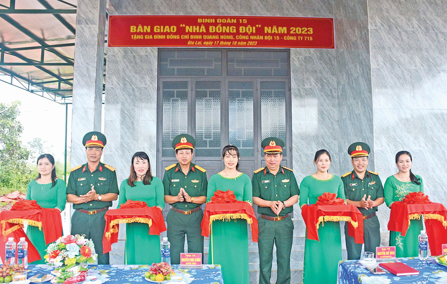 Công ty 715 bàn giao nhà đồng đội. Ảnh: V.H Công ty 715 bàn giao nhà đồng đội. Ảnh: V.H