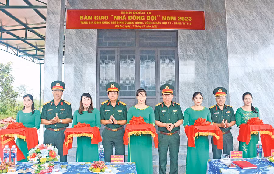 Công ty 715 bàn giao nhà đồng đội. Ảnh: V.H