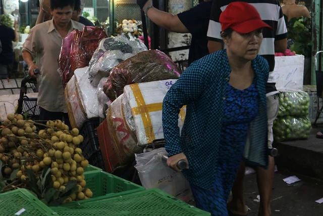 Ở chợ đầu mối Thủ Đức nhiều phụ nữ cũng làm công việc bốc xếp
