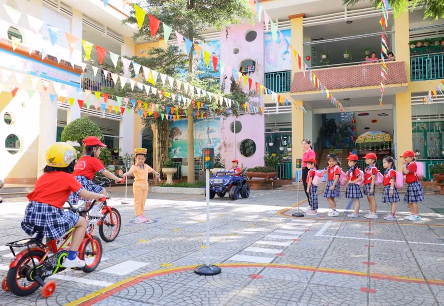 Trường Mầm non Hoa Hồng (phường Hội Thương, TP. Pleiku) cho trẻ trải nghiệm "Chúng em với an toàn giao thông". Ảnh: Mộc Trà