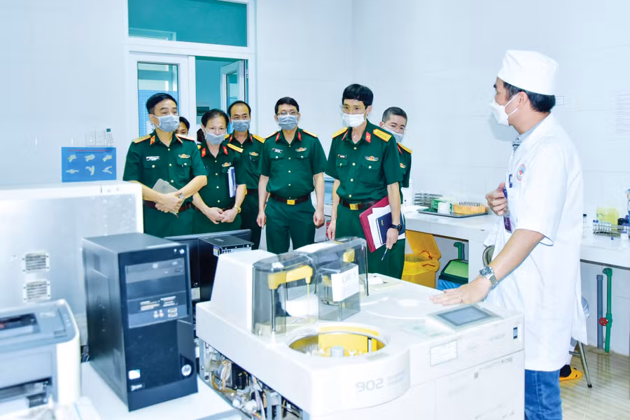 Cục trưởng Cục Quân y thăm và làm việc tại Bệnh viện Quân y 211, tháng 10-2022. Ảnh: T.D