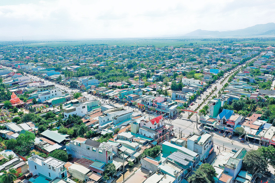 Đường Hùng Vương, đoạn qua trung tâm thị trấn Phú Thiện. Ảnh: B.A Đường Hùng Vương, đoạn qua trung tâm thị trấn Phú Thiện. Ảnh: B.A