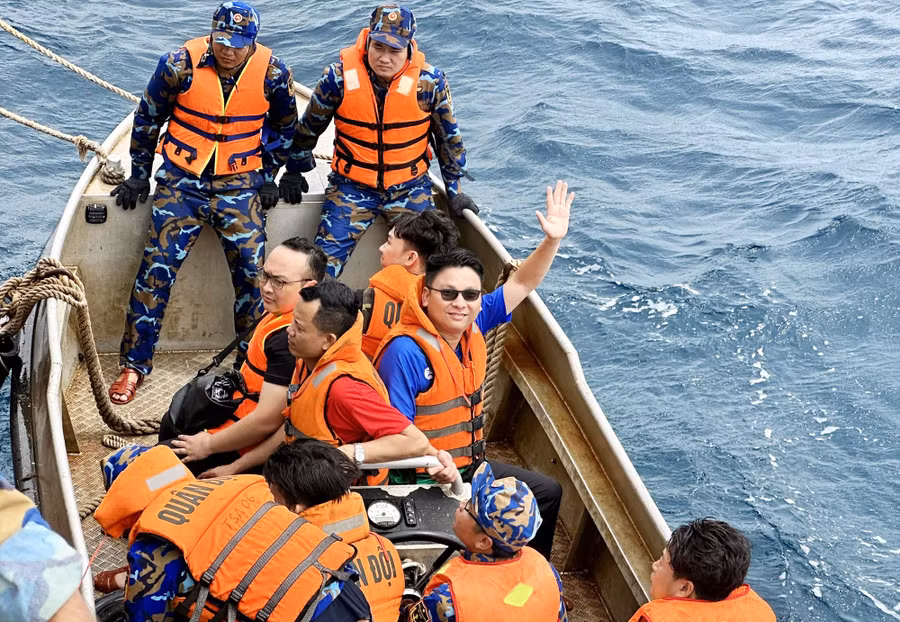 Đoàn phóng viên di chuyển lên nhà giàn.