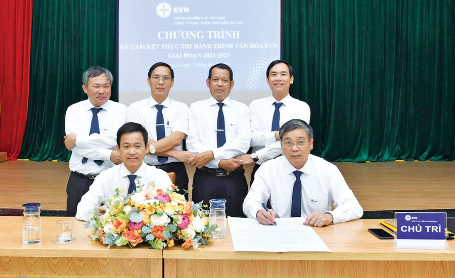 Lãnh đạo Công ty và trưởng các đơn vị ký cam kết thực thi hành trình văn hóa của Tập đoàn Điện lực Việt Nam. Ảnh: M.P