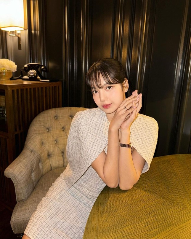 Chiếc váy Lisa mặc lúc nhận MBE từ Vua Charles. Ảnh: IG Chiếc váy Lisa mặc lúc nhận MBE từ Vua Charles. Ảnh: IG