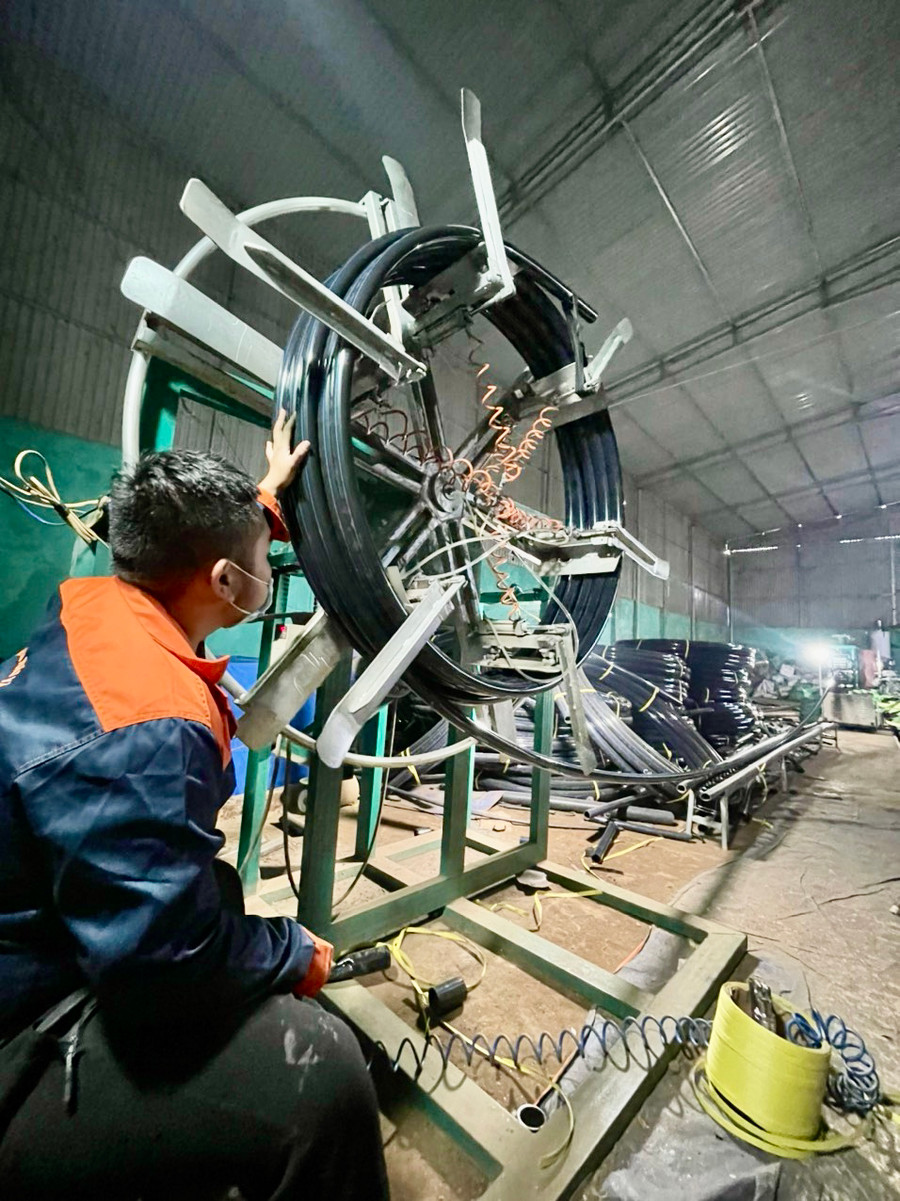 Công nhân Công ty TNHH Sản xuất và kinh doanh Bảo Khang Plastic làm việc tại nhà máy. Ảnh: L.N