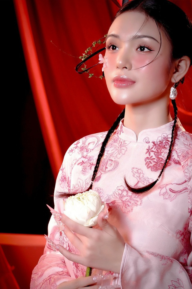 Với áo dài hồng Với áo dài hồng