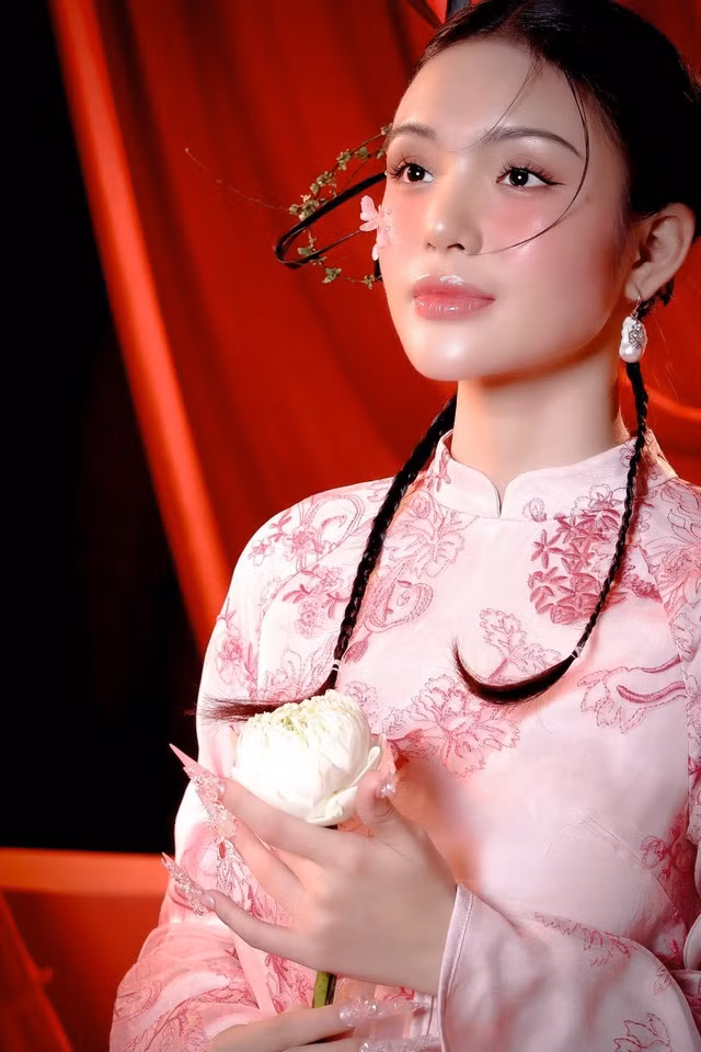 Với áo dài hồng