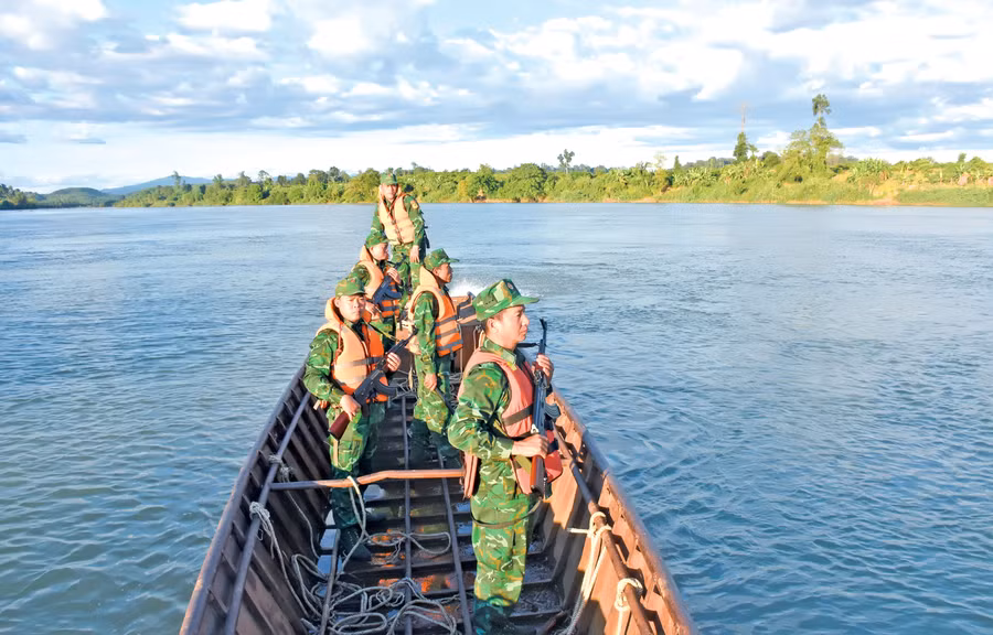 Cán bộ, chiến sĩ Bộ đội Biên phòng tuần tra bảo vệ biên giới. Ảnh: T.T